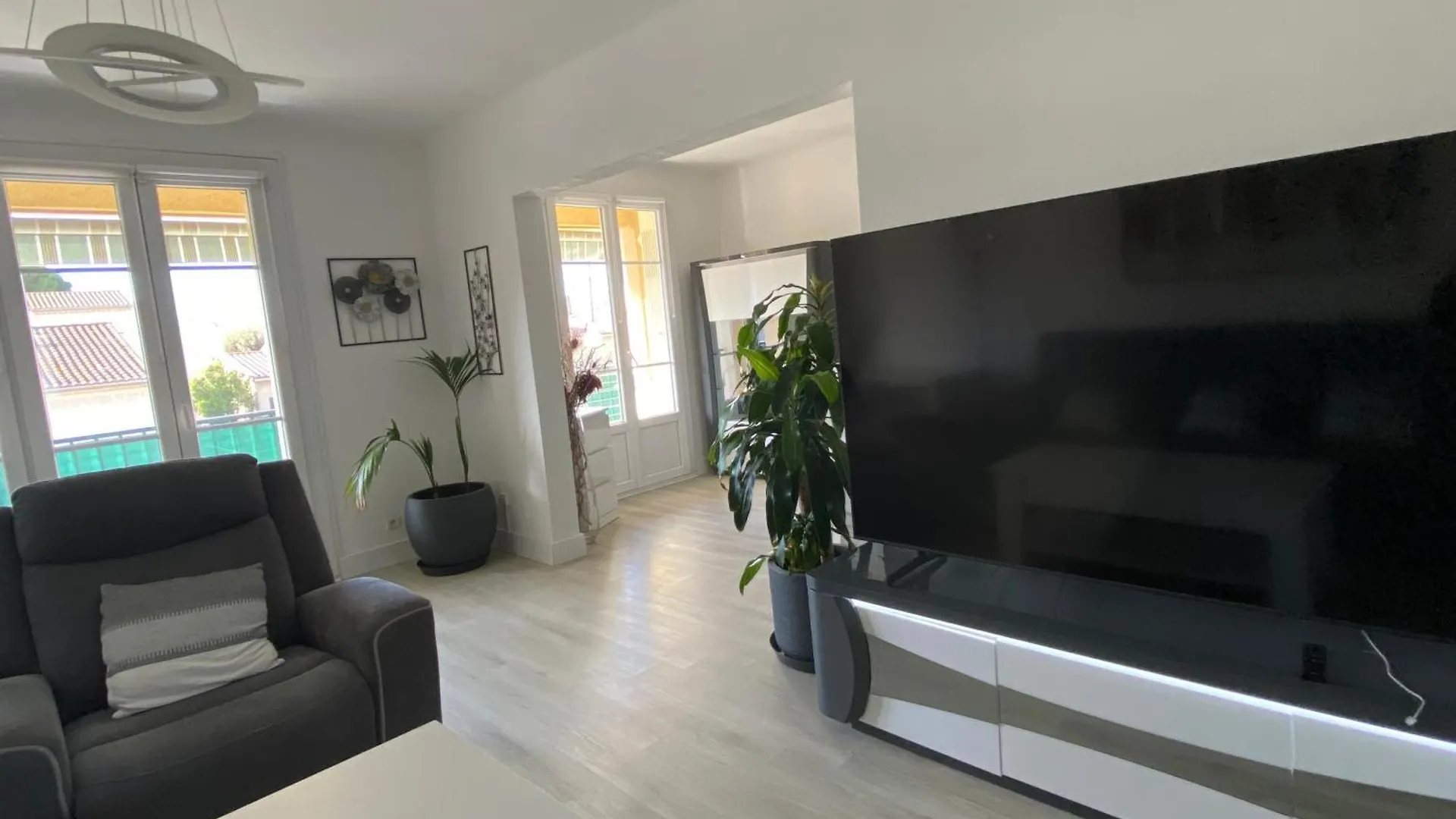 Apartment Appartement Spacieux Et Lumineux Senas