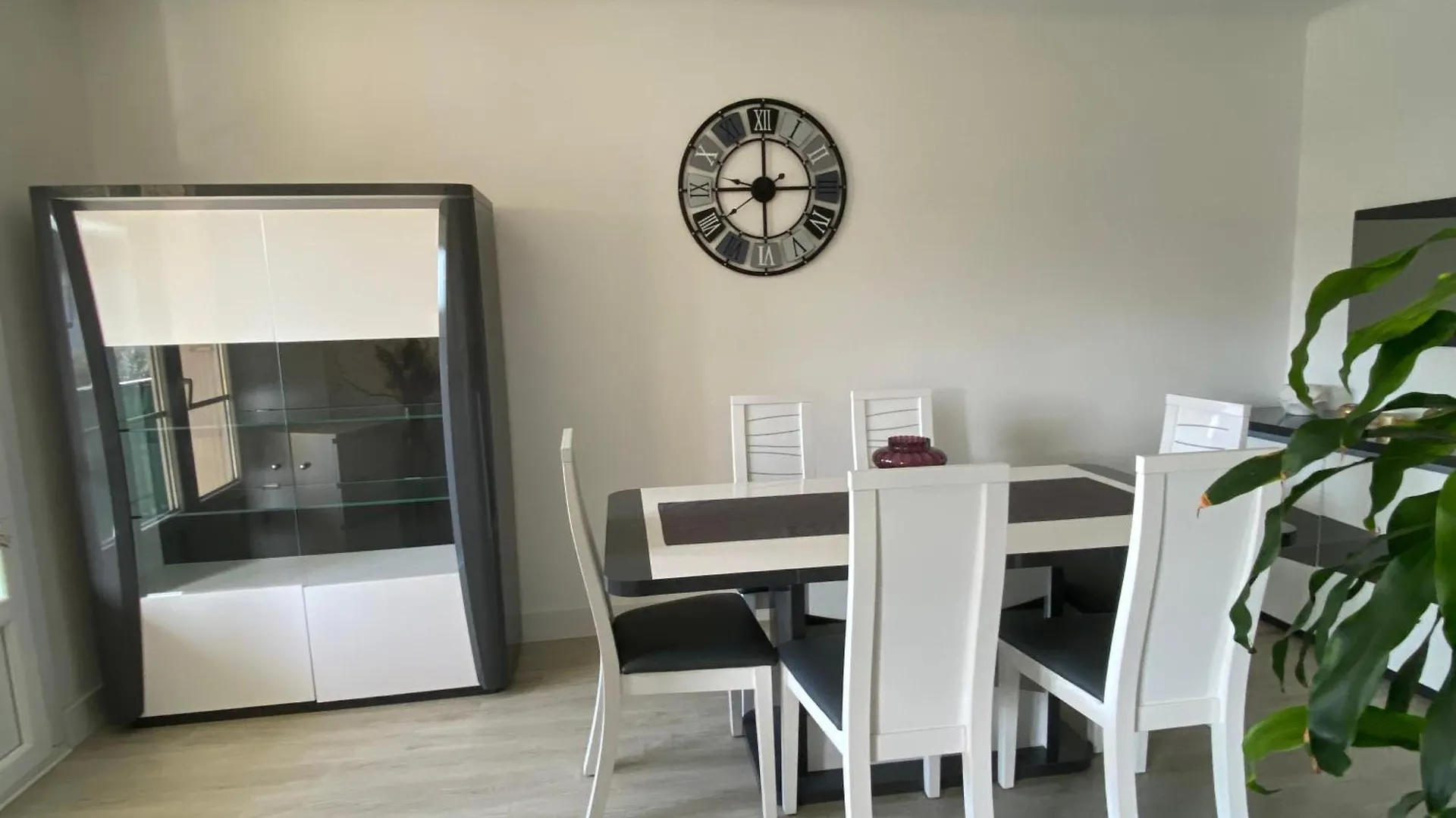 Appartement Spacieux Et Lumineux Senas France