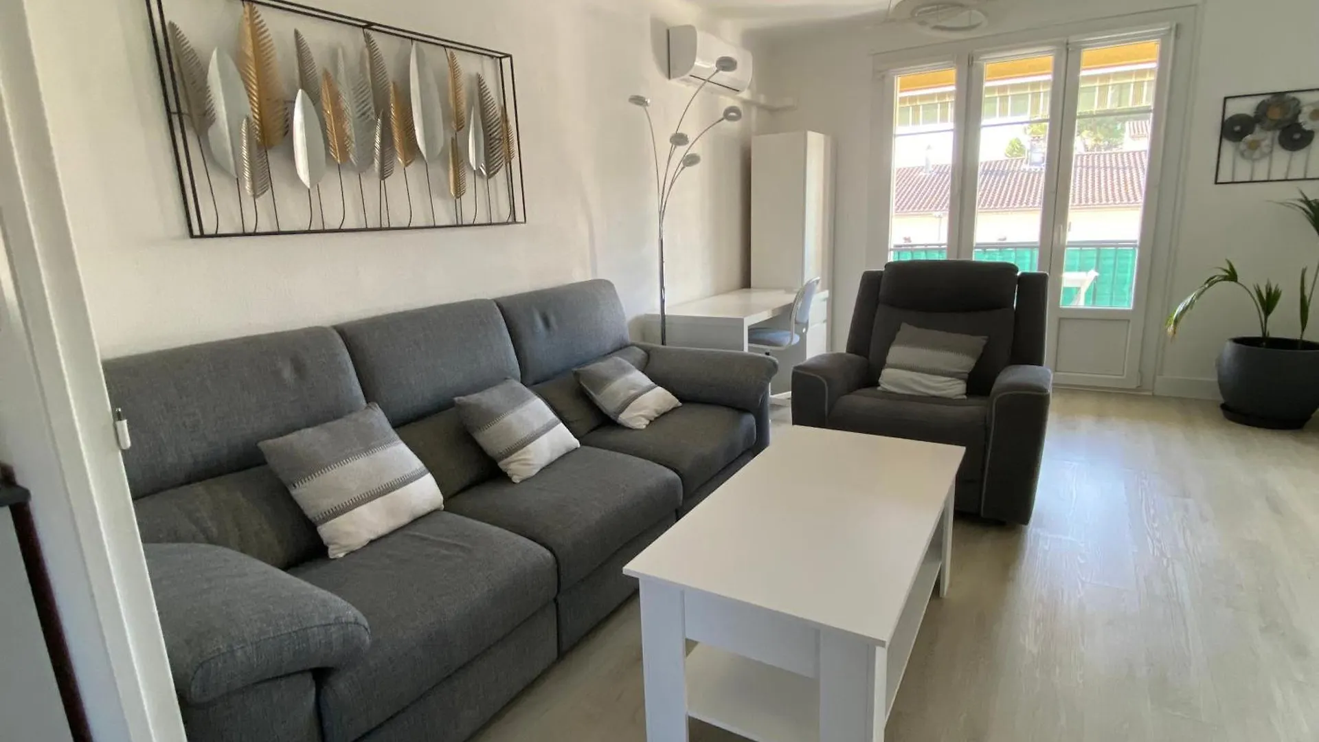Appartement Spacieux Et Lumineux Senas 0*,  France